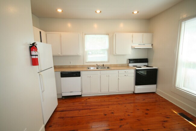 Building Photo - Spacious 1st Floor Apt - 1/2 Block to Duke - HUGE Fenced Yd