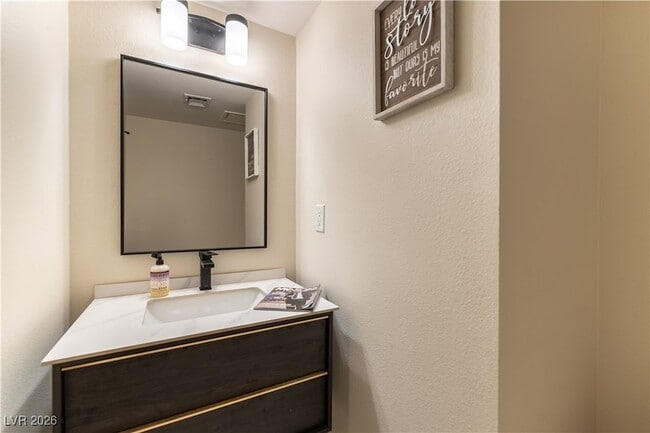 Building Photo - 2845 Queens Courtyard Dr