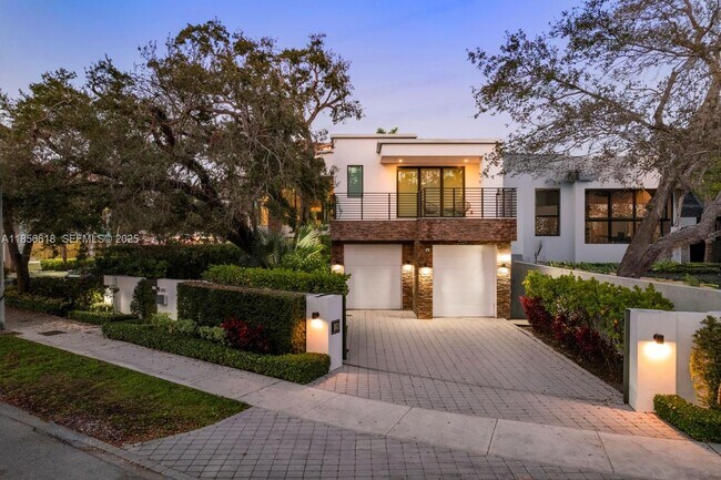 Building Photo - 310 SE 11th Ave