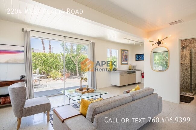 Building Photo - 2204 W Acacia Rd