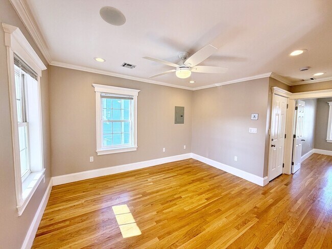 Building Photo - 37 Fenton St