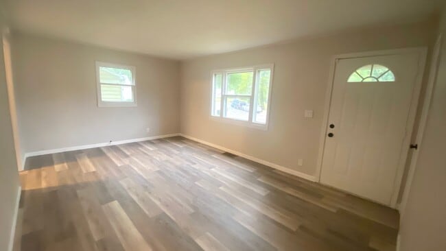 Building Photo - Newly Renovated 3 Bedroom, 1 Bath Home in ...