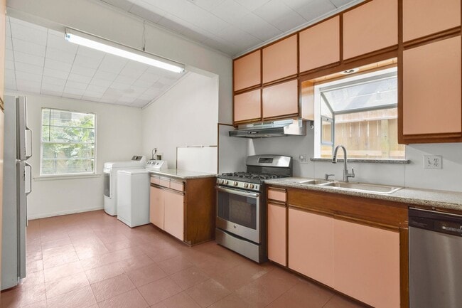 Building Photo - Adorable Montrose Bungaloq