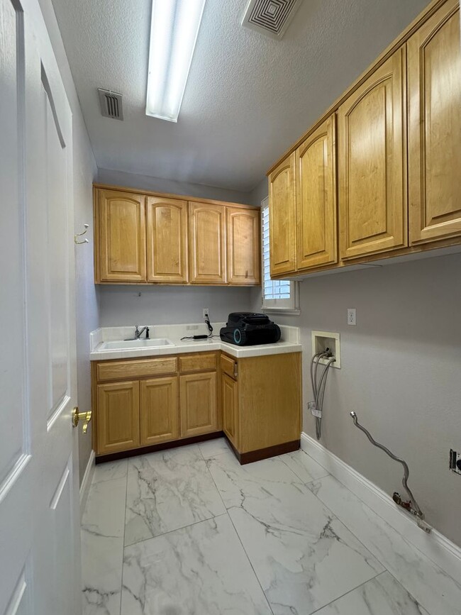 Building Photo - 360 Allenwood Ct