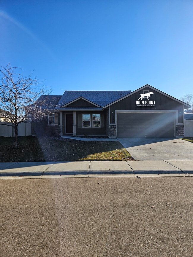 Building Photo - 3bed/2bath home w/bonus room, 2 car garage, fenced yard, and landscaping included.