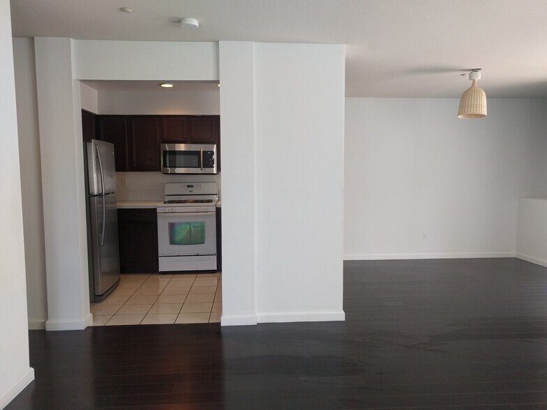 Building Photo - 5674 Impatiens Cmn