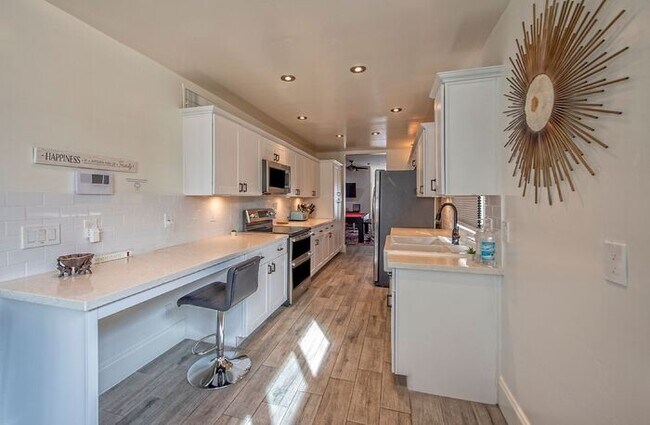 Building Photo - Beautiful Bungalow Home with Heated Pool on Golf Course