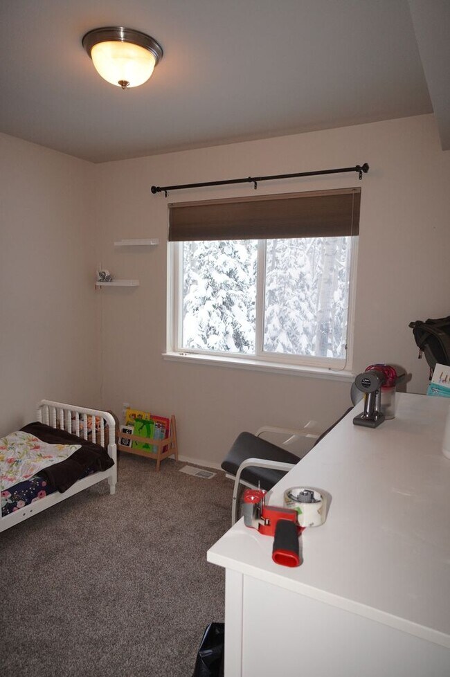 Building Photo - 4 Bedroom Eagle River Home!