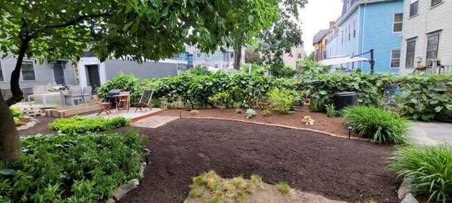 Large Landscaped Garden - 25 Hudson St