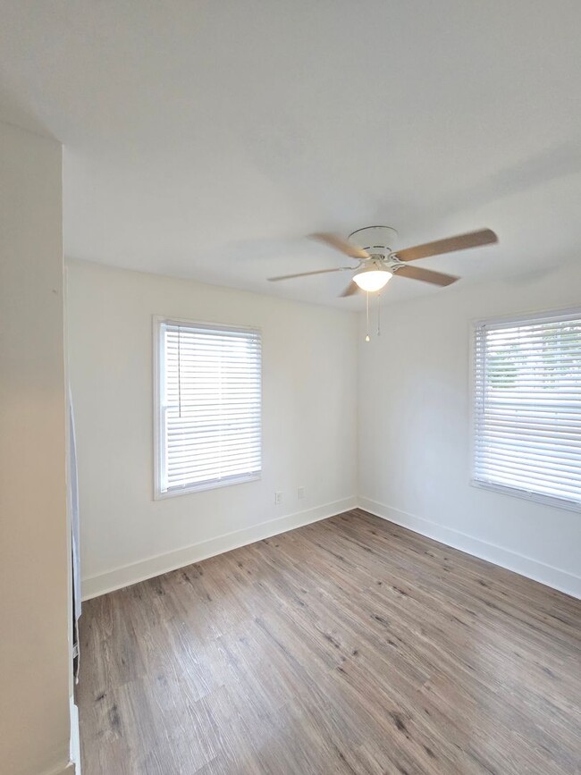 Building Photo - DOWNTOWN WILMINGTON - RENOVATED! Castle St...