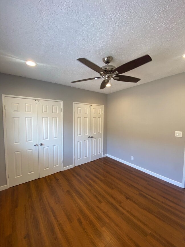 Building Photo - 1411 College View Dr