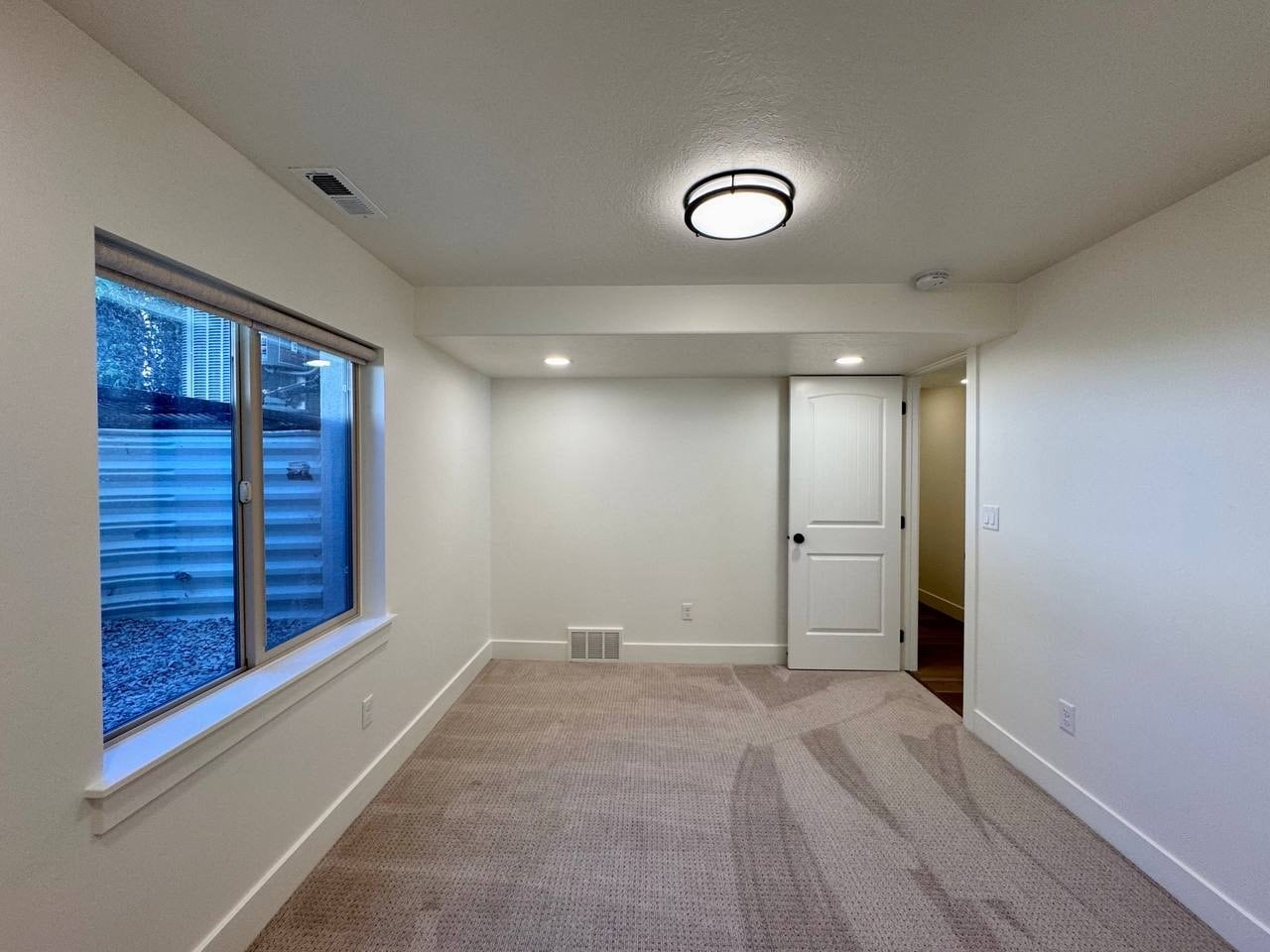 Building Photo - 698 S Lake View Dr