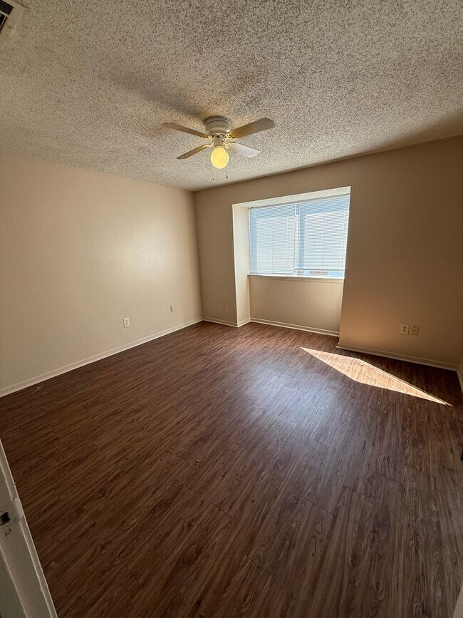 Building Photo - 2BD 1.5BA TOWNHOUSE WITH WATER INCLUDED