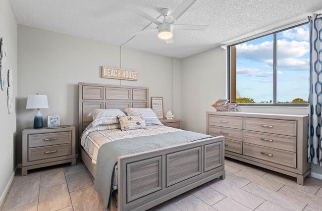 Building Photo - Beautifully Furnished Annual 2BR/2BA Condo...