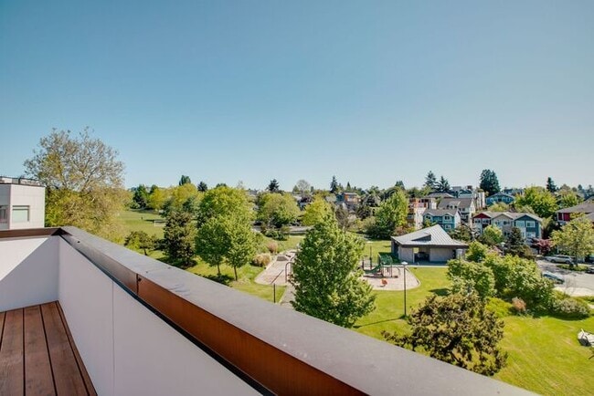 Building Photo - Air Conditioned Judkins Parkside Townhome ...