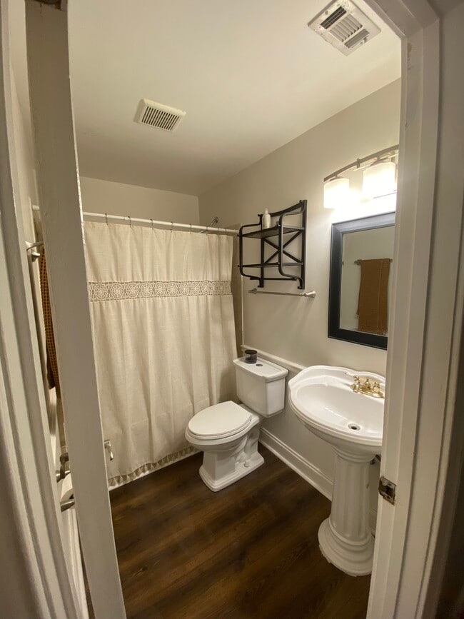 Building Photo - 700 W Pope Rd