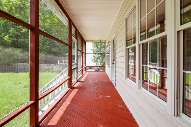 Building Photo - 619 Greyshire Dr