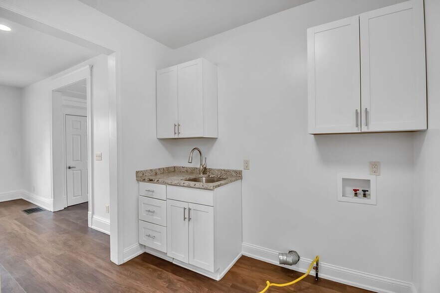 Building Photo - 5849 Broadway, 8