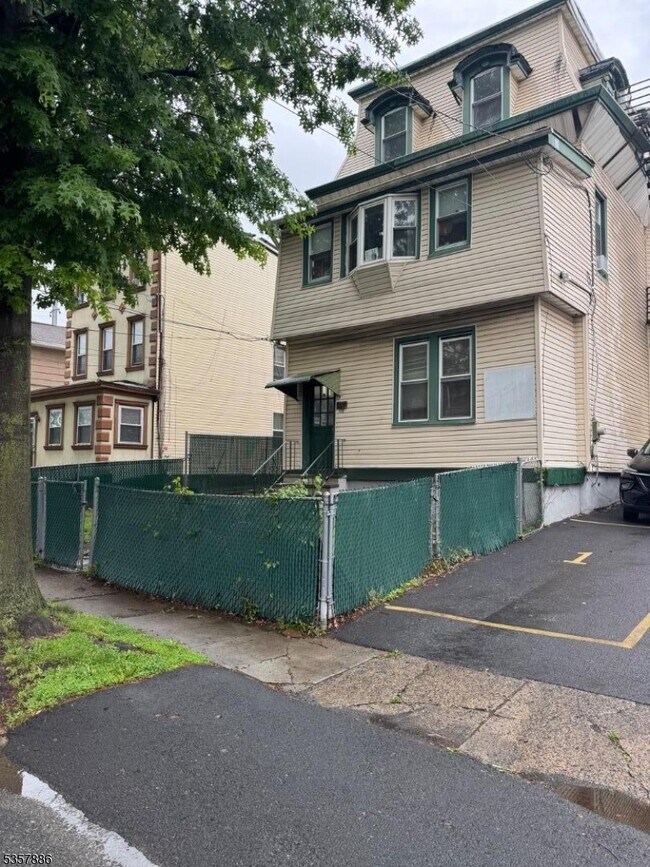 Building Photo - 1143 Louisa St