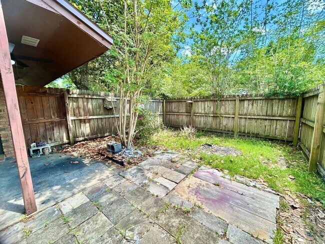 Building Photo - Charming 2-Bedroom Quadplex