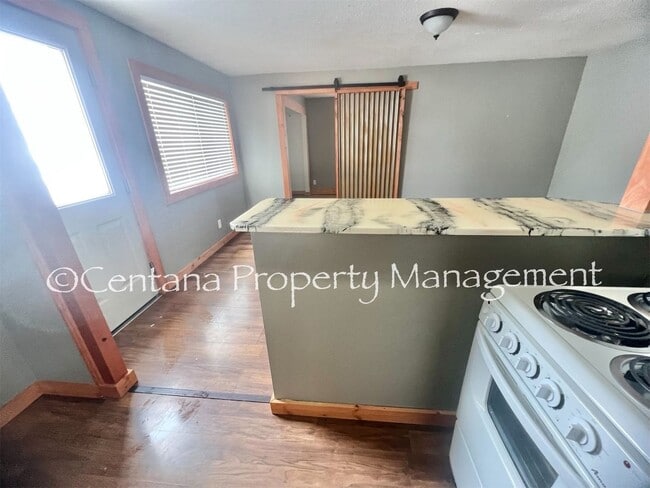 Building Photo - 611 E 6th St