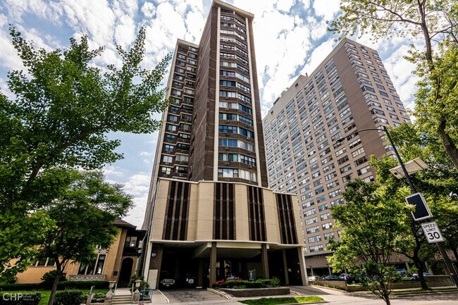 Building Photo - 6325 N Sheridan Rd
