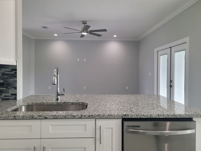 Building Photo - 4 Bedrooms and 2 Bathrooms