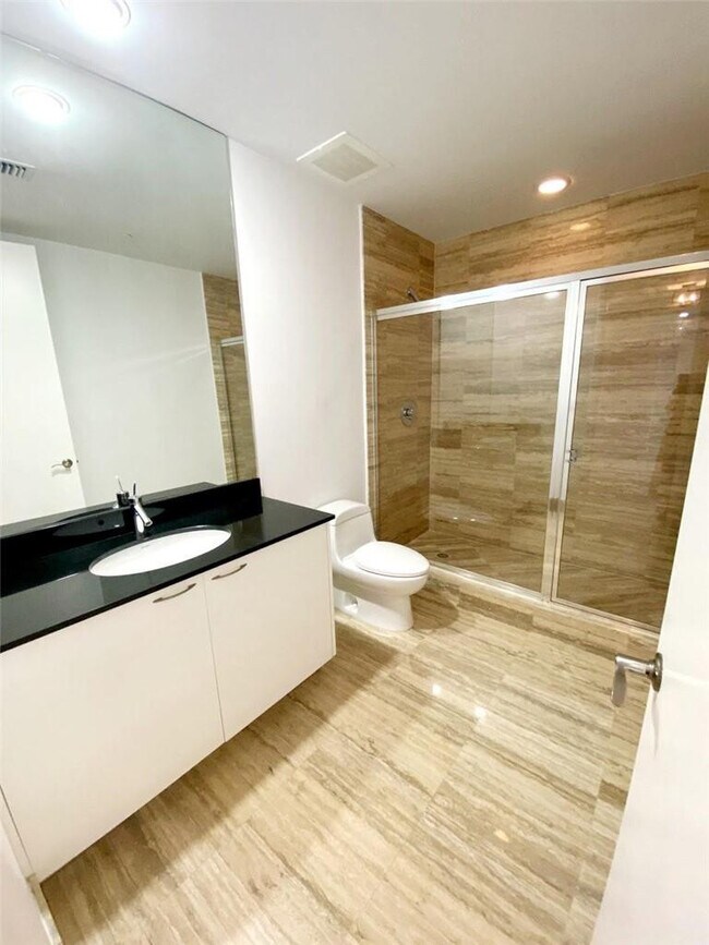 Building Photo - 16001 Collins Ave