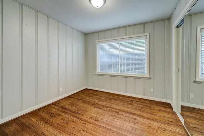 Building Photo - 7519 Schiller-