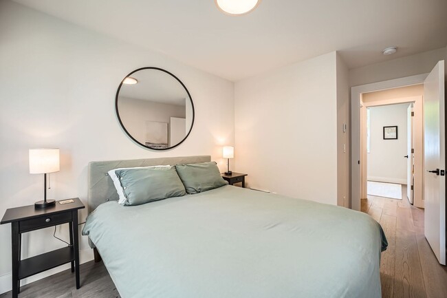 Building Photo - Modern stylings and cutting-edge convenien...