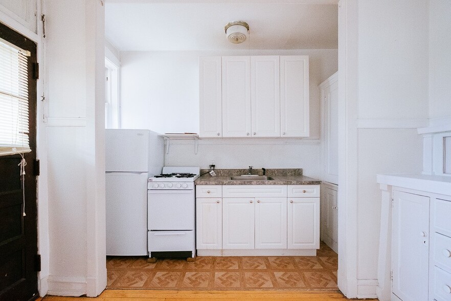 Building Photo - 1917 W Winnemac Ave