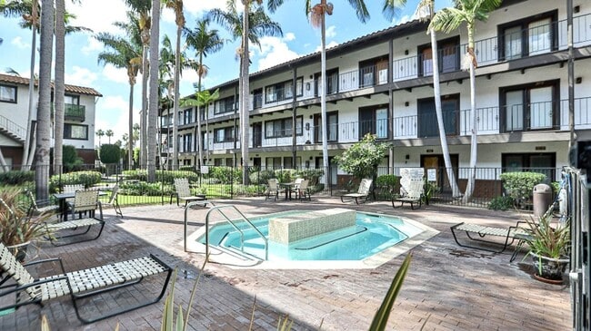 Building Photo - Los Caballeros #008