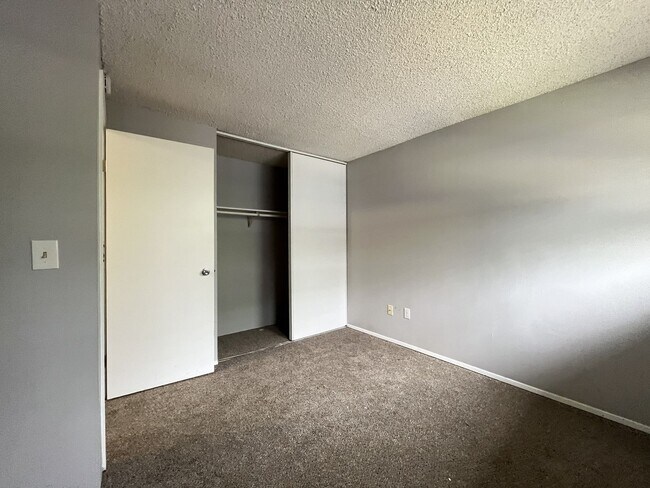 Building Photo - Comfortable 2 Bedroom Retreat with a Beautiful Tree-Lined Setting, Washer/Dryer & Modern Kitchen