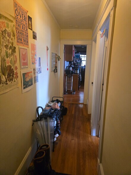 Building Photo - 24 Oak Square Ave