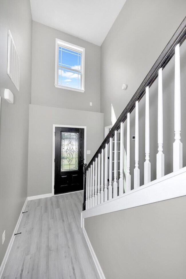 Building Photo - Fresh Paint & New Carpet! 4BR with Fenced Yard