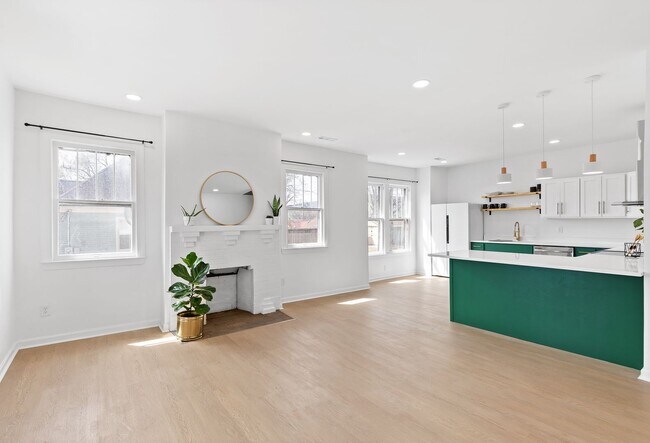 Building Photo - Charming + Modern Highland Park Home - 3 Beds, 2 Baths, Fenced Yard, + Plenty of Parking!