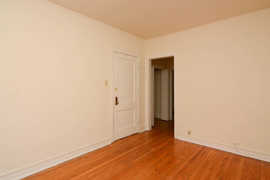 Building Photo - 834 W Waveland Ave