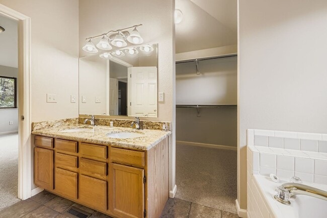 Building Photo - 4854 Franklin Dr