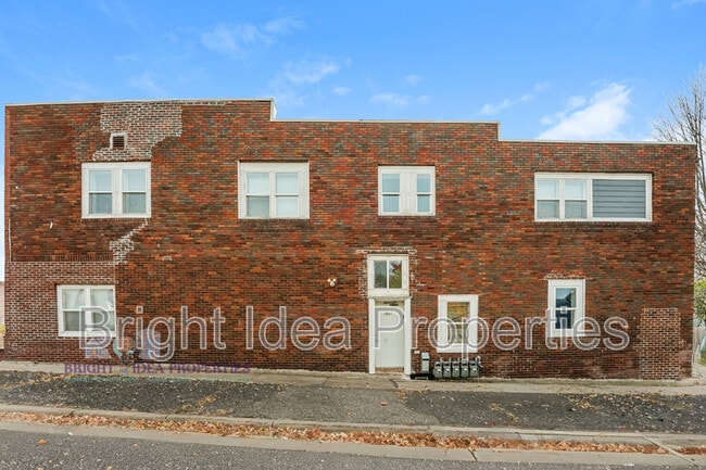 Building Photo - 1051 Arkwright St N