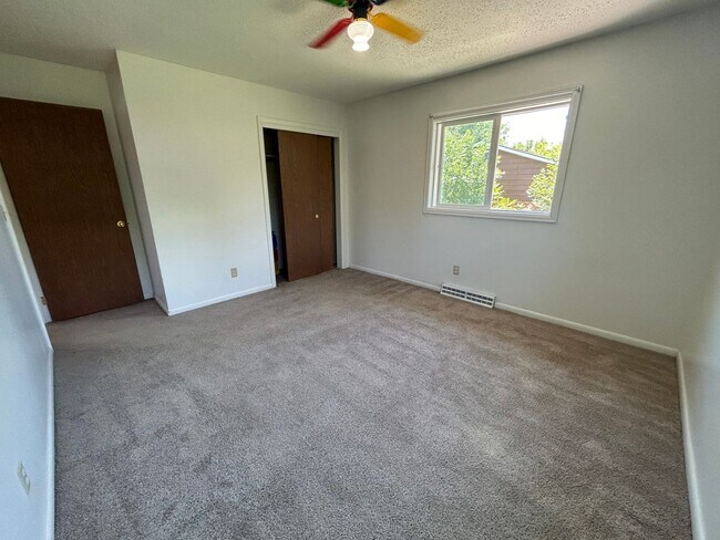 Building Photo - 5 Bed 2 Bath Home with 2 Car Attached Gara...