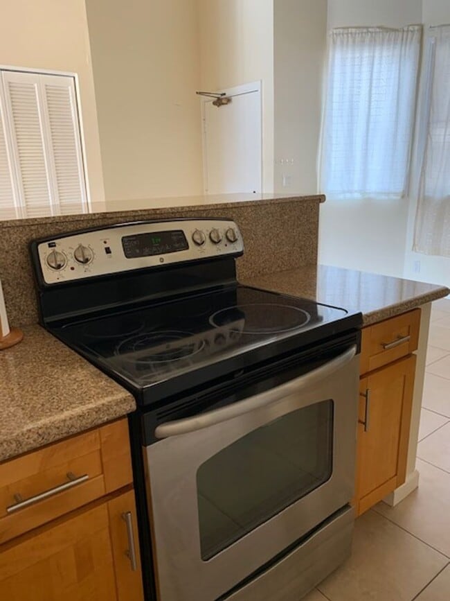 Building Photo - Quiet Mountain View Unit $2,900 2bd, 2ba, 2park; 3rd floor walk up