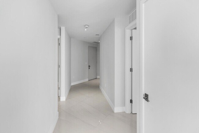 Building Photo - 3100 N Ocean Dr