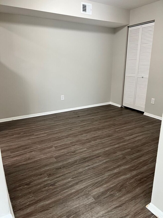 Building Photo - Charming Two-Bedroom Two Bathroom Apartment in Prime Chesterton Location!