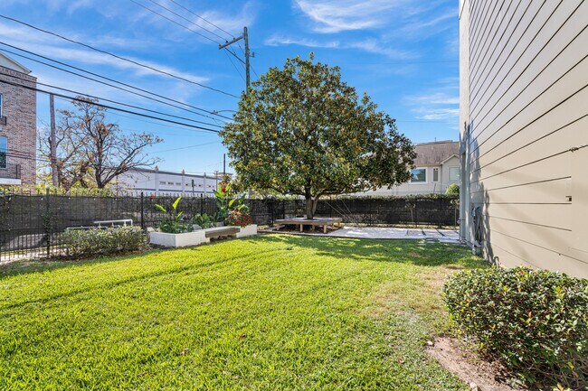 Building Photo - 1102 Patterson St