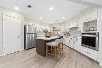 Building Photo - 154 Old Bridge Lake St