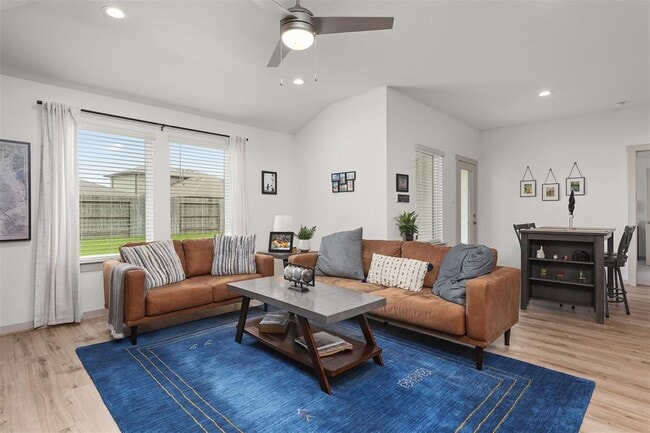 Building Photo - 2709 Golden Palms Ln