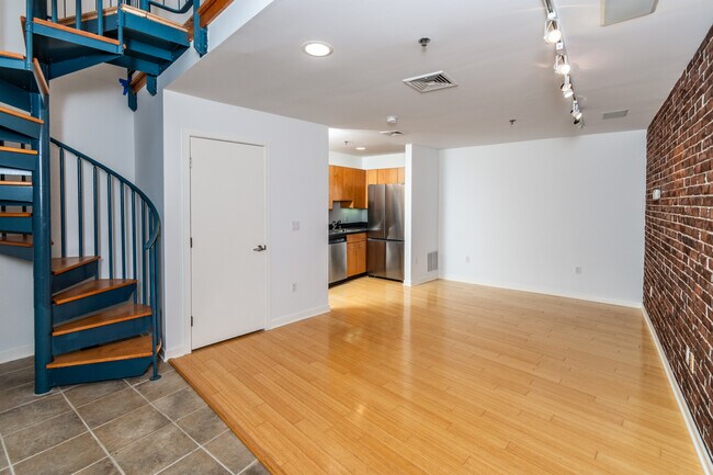 Building Photo - 36 Moore St