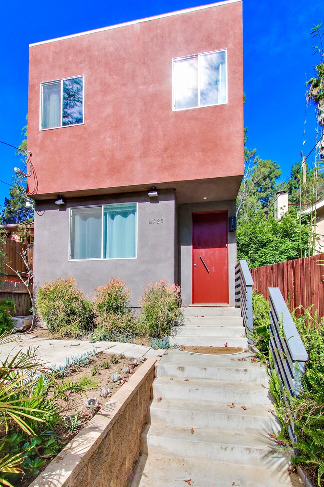 main entrance of the house. the garages are in the back of the house. - 8725 Lookout Mountain Ave