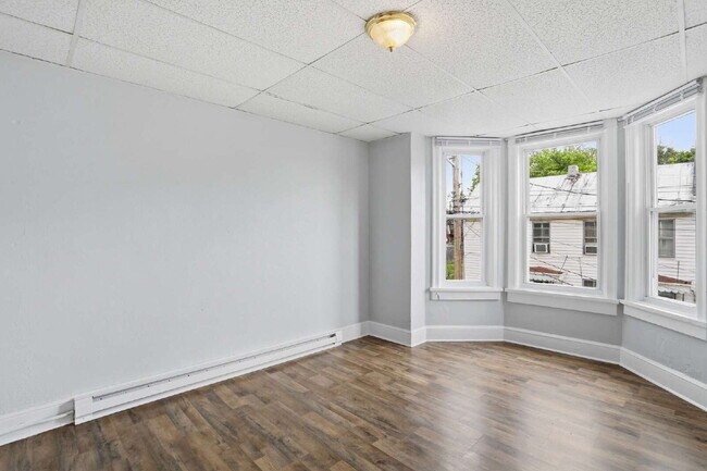 Building Photo - Welcome home to this newly renovated 2 bedroom top floor apartment