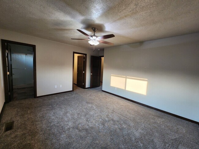 Building Photo - Modern 4bed/4bath near Jefferson Highschool